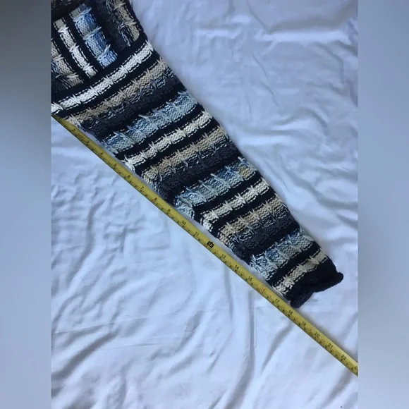 90’s The Limited navy/blue/white/tan knit sweater with button accent. - Picture 6 of 8